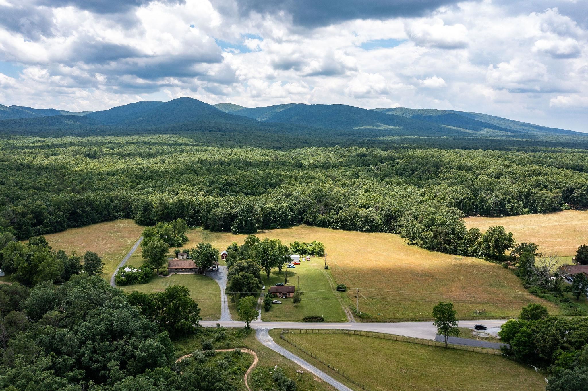 1655 Howardsville Tpke, Stuarts Draft, VA 24477