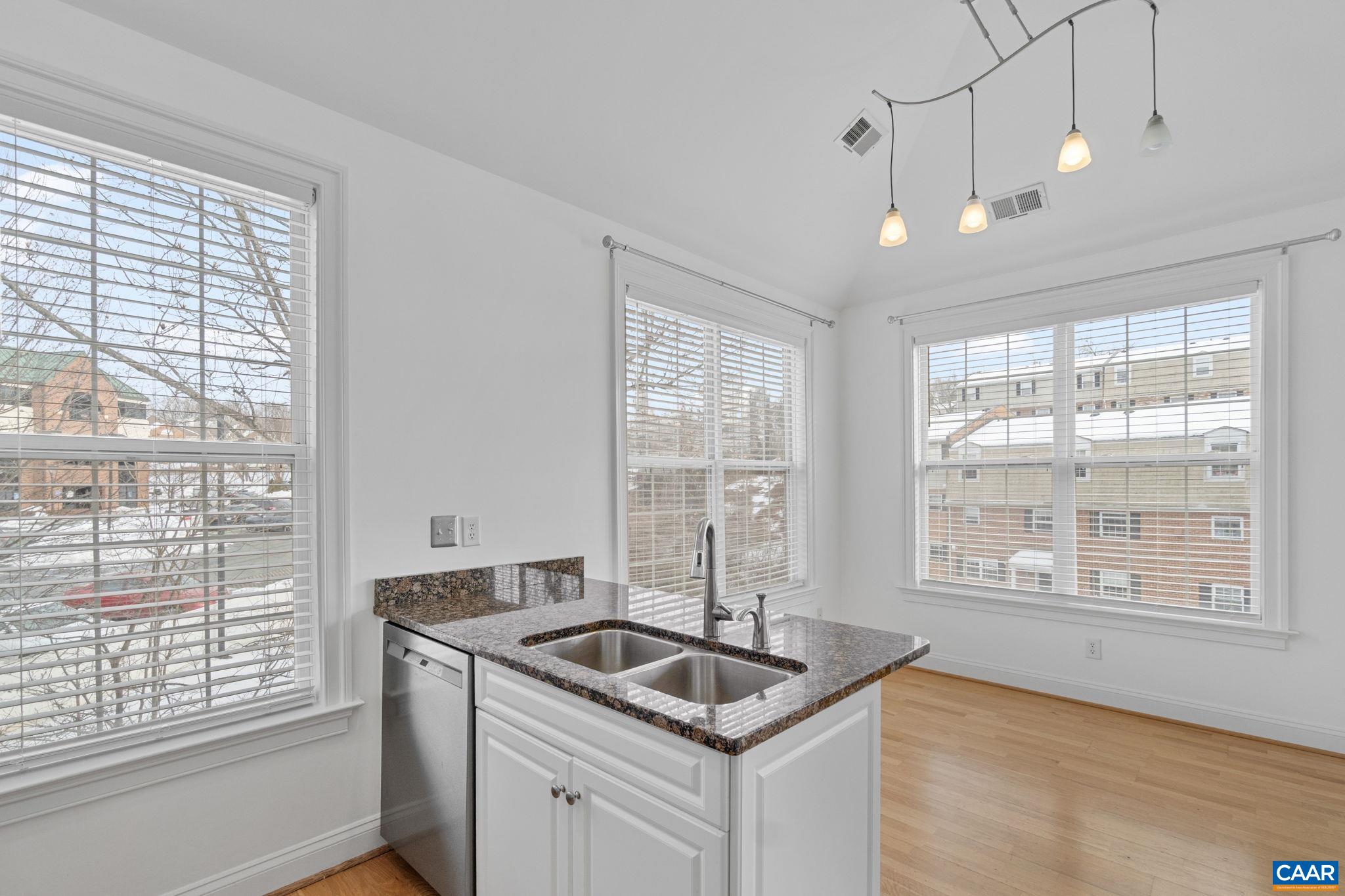 949 Glenwood Station Ln, Charlottesville, VA 22901 — photo 8