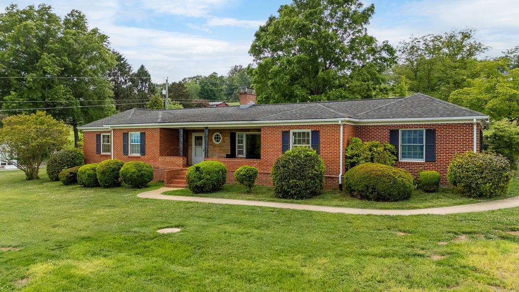 11 Avalon Ln, Lexington, VA 24450