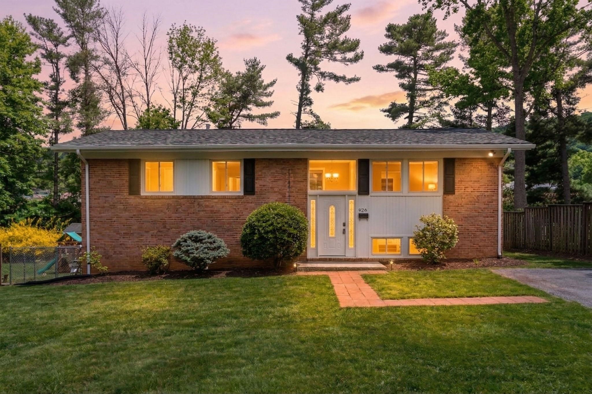 924 Washington Ave, Waynesboro, VA 22980 — photo 2