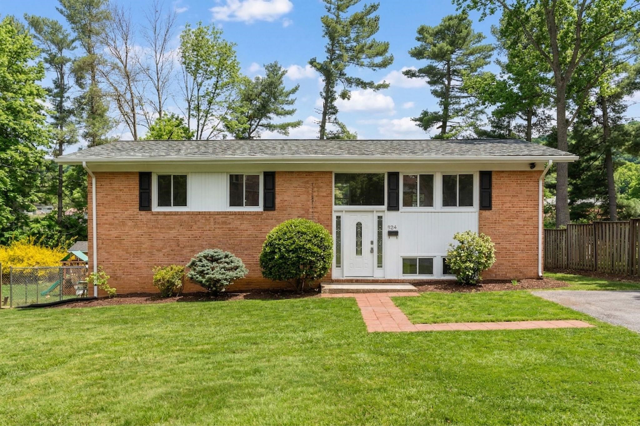 924 Washington Ave, Waynesboro, VA 22980 — photo 3
