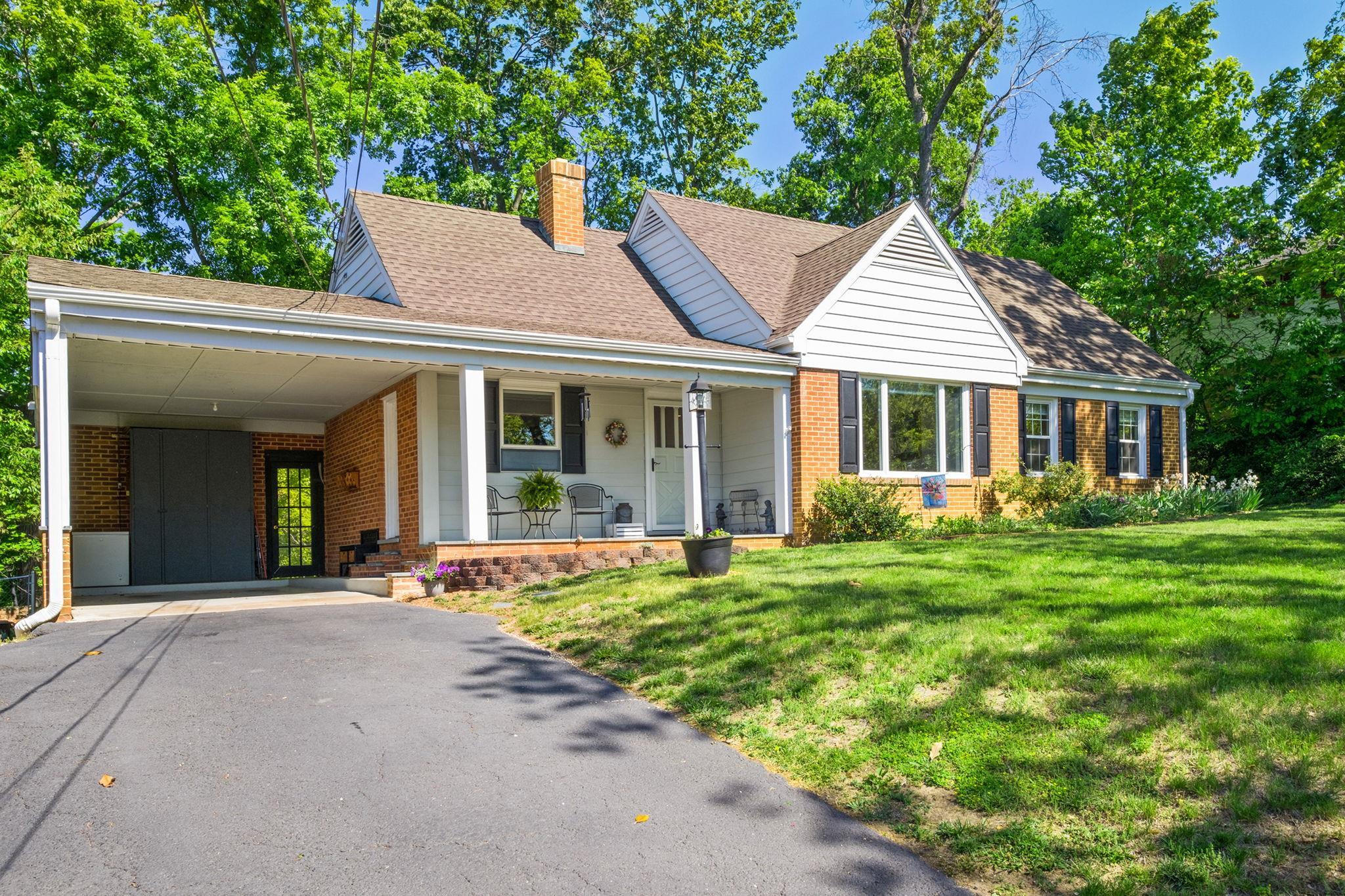 446 Mountain View Dr, Staunton, VA 24401