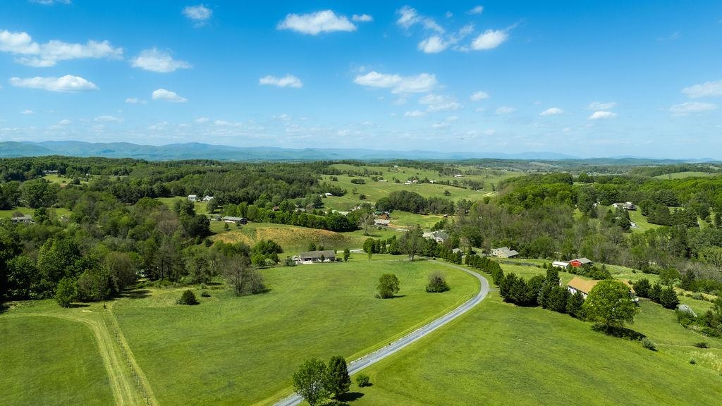 112 Guernsey Ln, Staunton, VA 24401