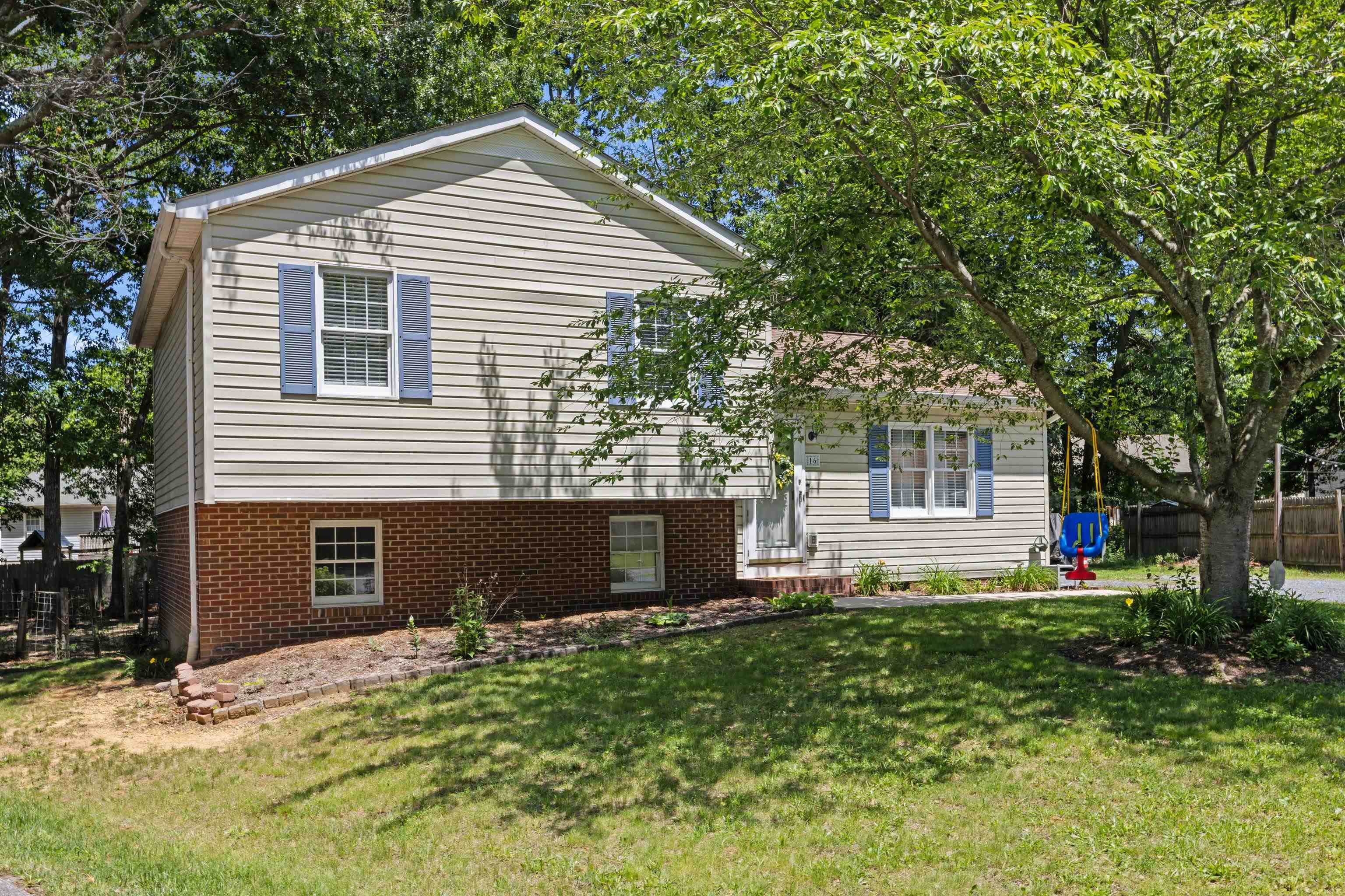 16 Kingston Ct, Stuarts Draft, VA 24477