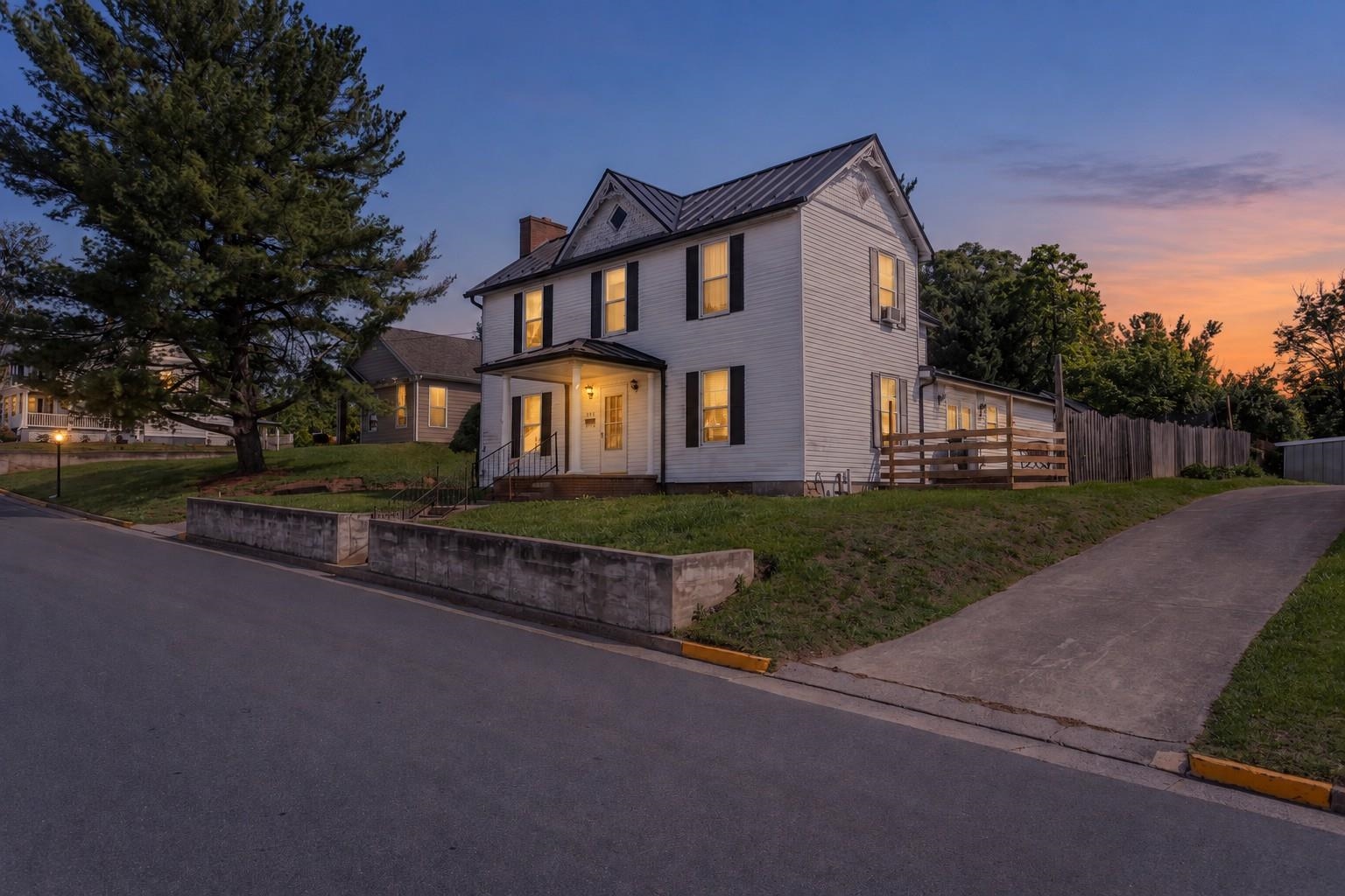420 W Spring St, Woodstock, VA 22664