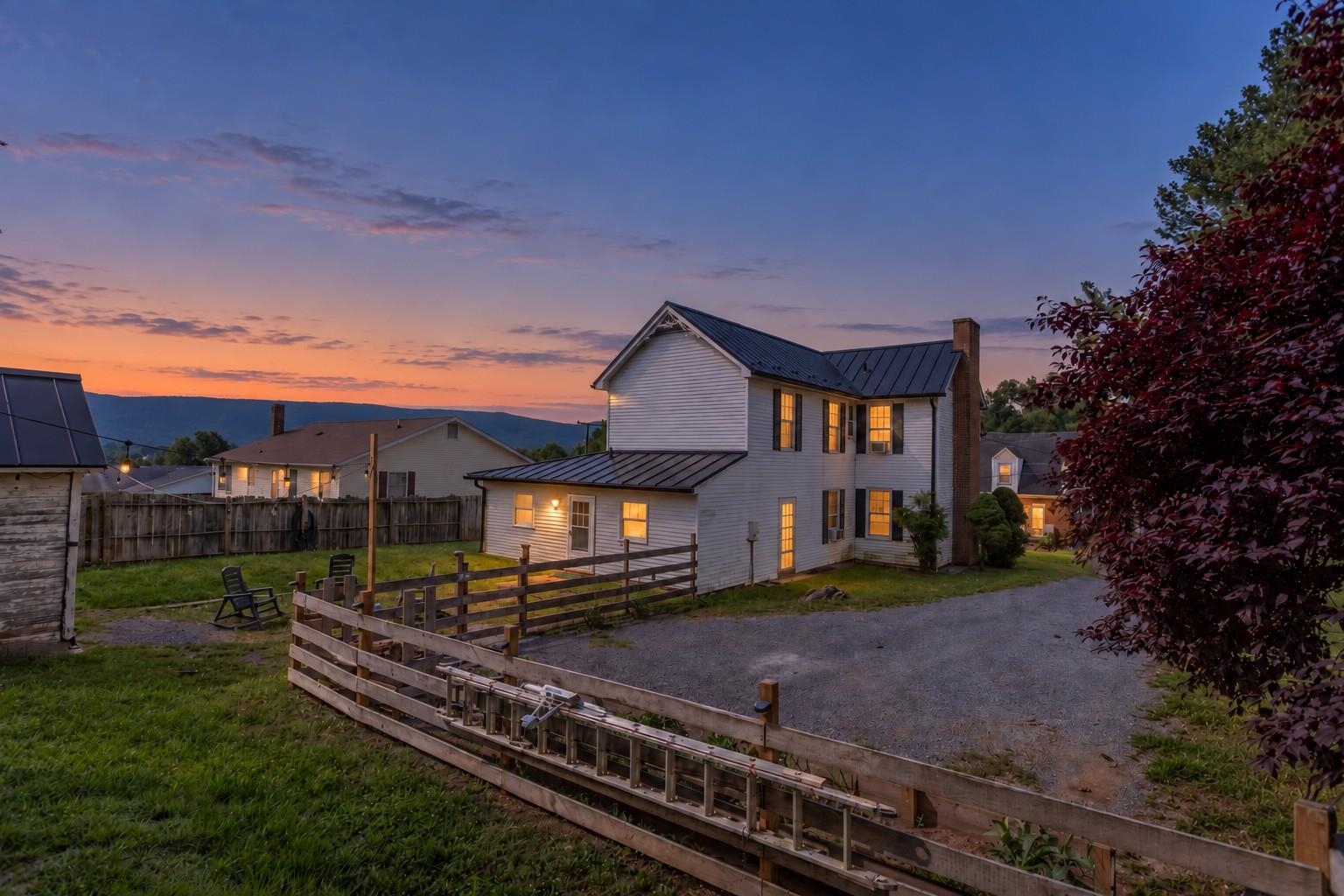 420 W Spring St, Woodstock, VA 22664 — photo 2