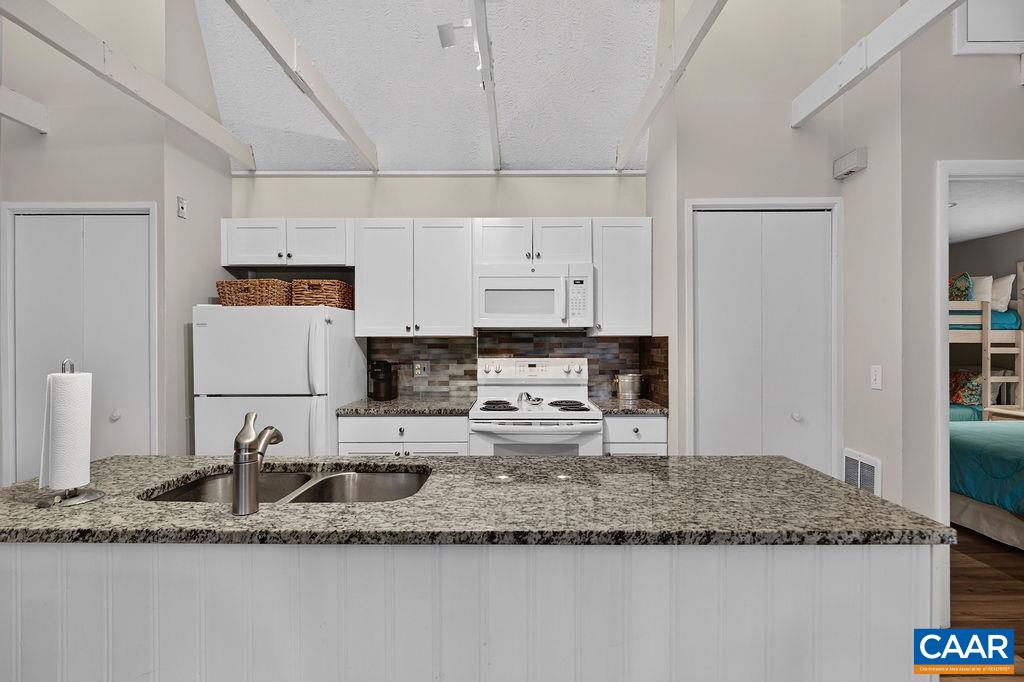 25 Hickorynut Rd, Wintergreen Resort, VA 22967 — photo 10
