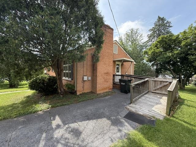 302 Burnley Dr, Staunton, VA 24401 - photo 2