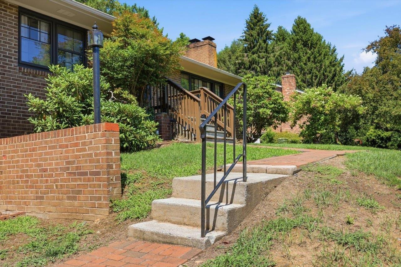 1060 Glenwood Blvd, Waynesboro, VA 22980 - photo 2