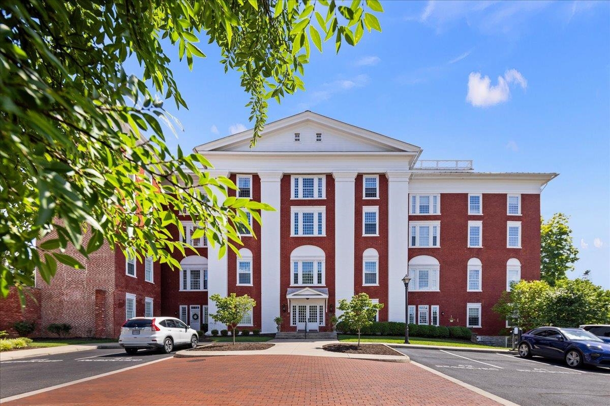 100 Village Dr, Staunton, VA 24401