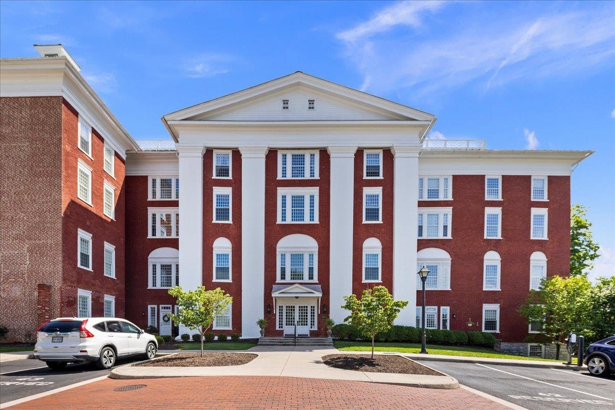 100 Village Dr, Staunton, VA 24401 — photo 2