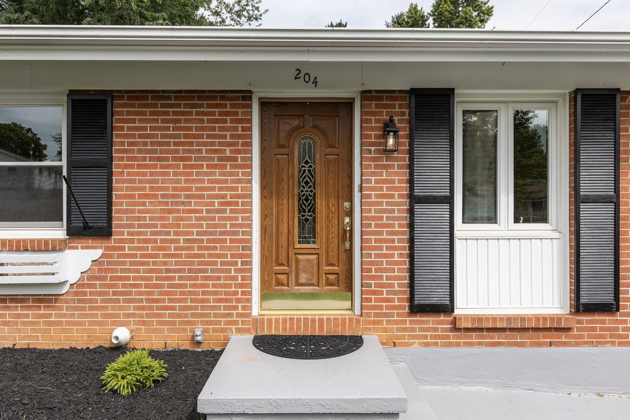 204 Thomas St, Staunton, VA 24401 — photo 2