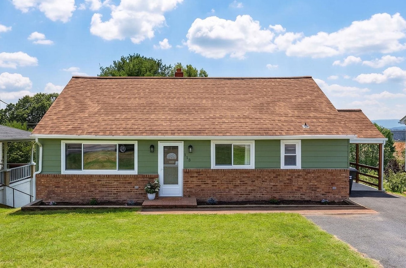 372 Frontier Dr, Staunton, VA 24401