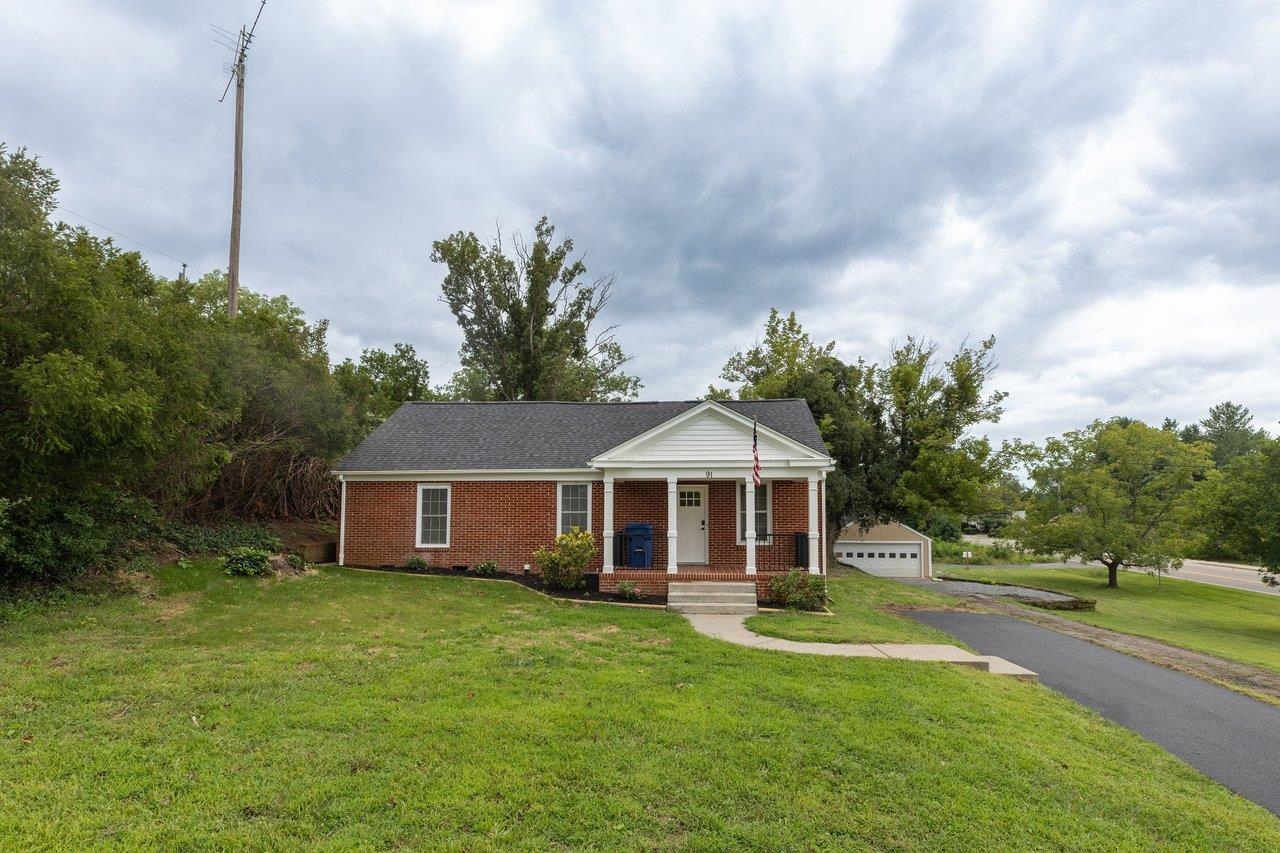 91 Grace St, Grottoes, VA 24441