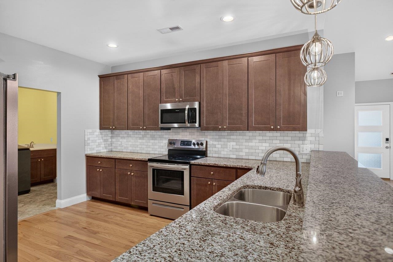 805 Coltsfoot Ln photo 12