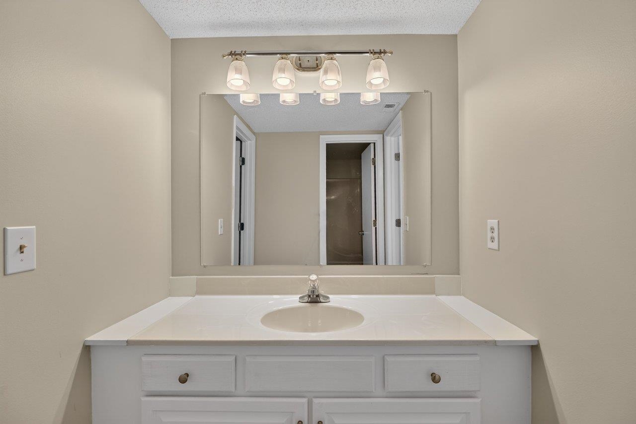 1425 Country Club Ct photo 24
