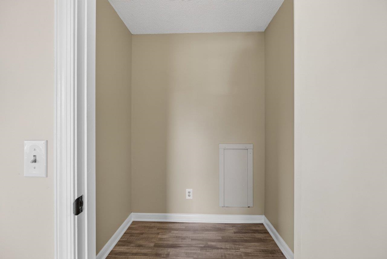 1425 Country Club Ct photo 33