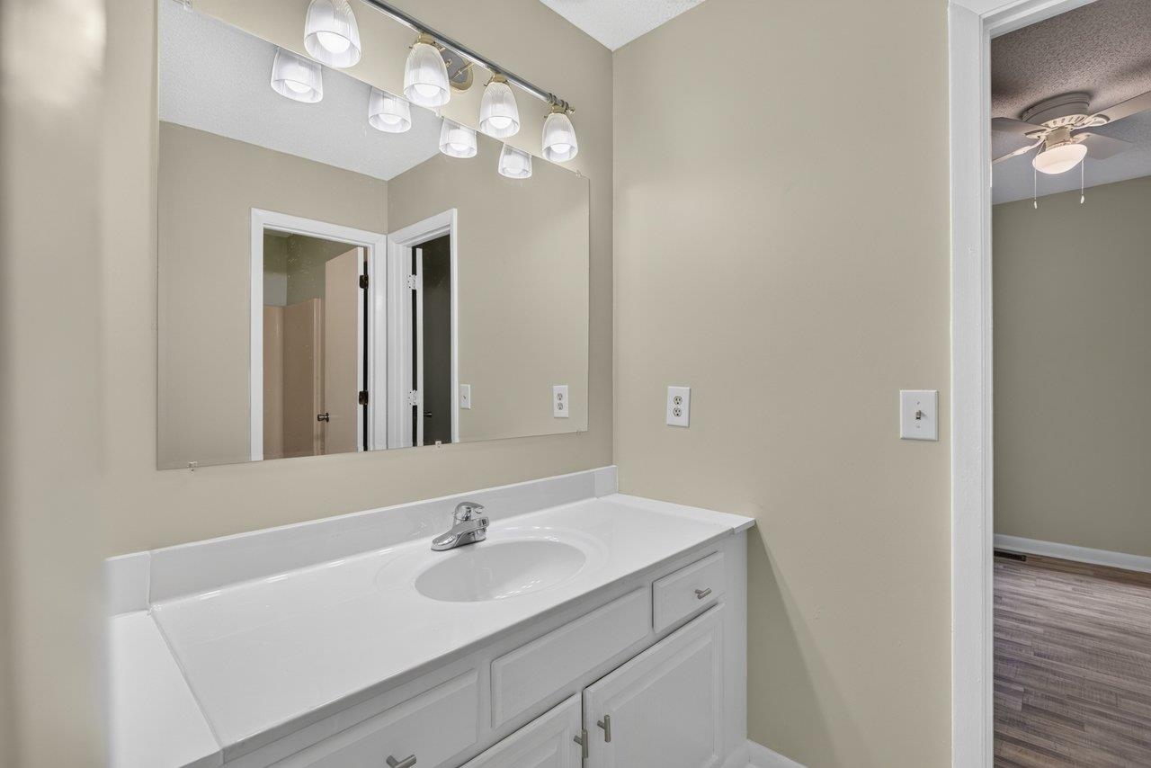 1425 Country Club Ct photo 34