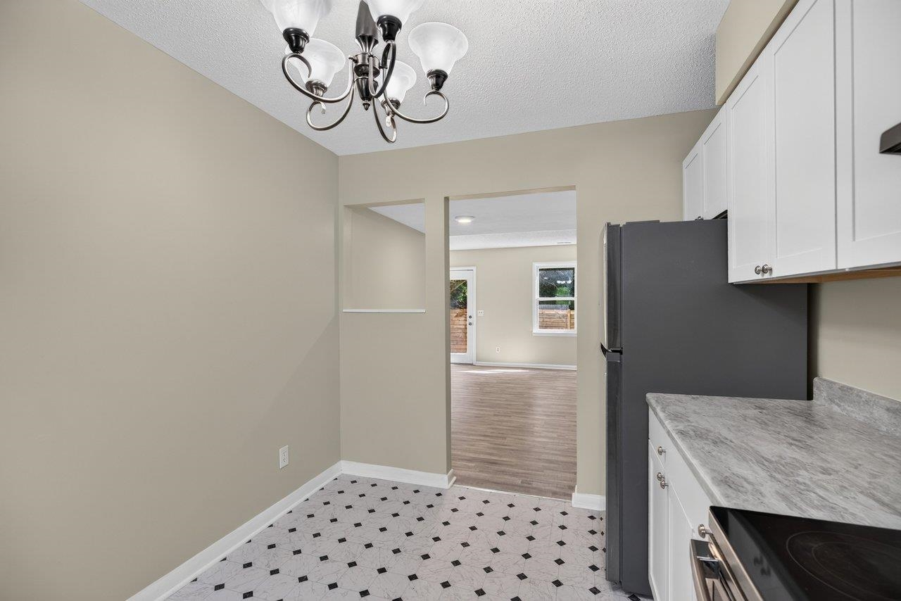 1425 Country Club Ct photo 9