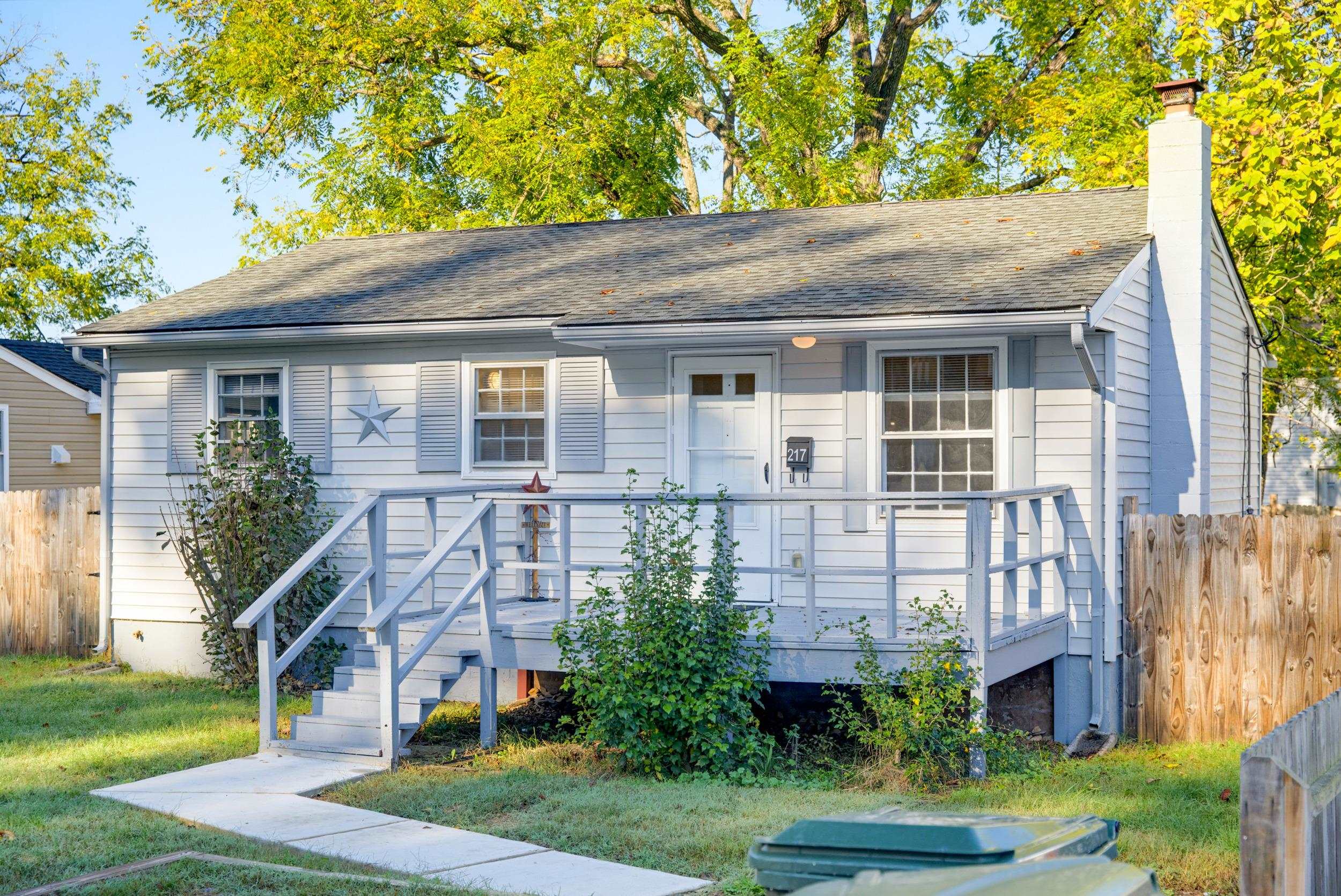 217 S Winchester Ave, Waynesboro, VA 22980 - photo 2