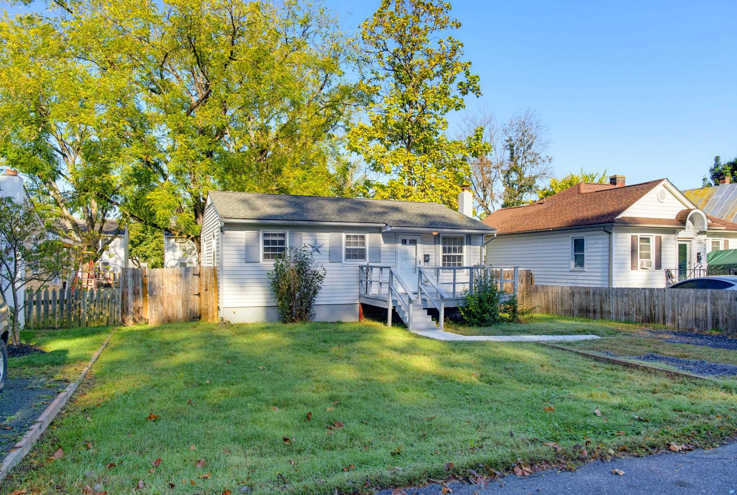 217 S Winchester Ave, Waynesboro, VA 22980 - photo 4