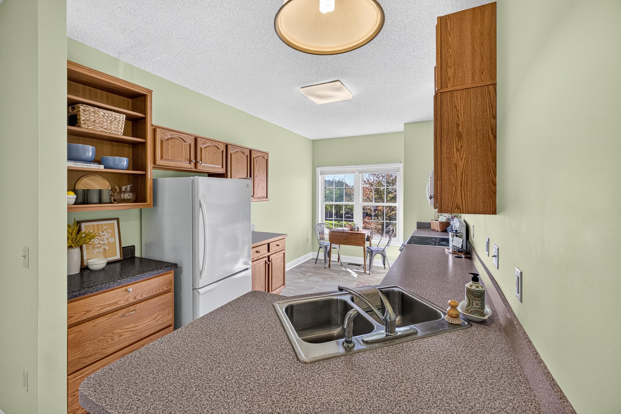 2263 Lake Terrace Dr photo 2