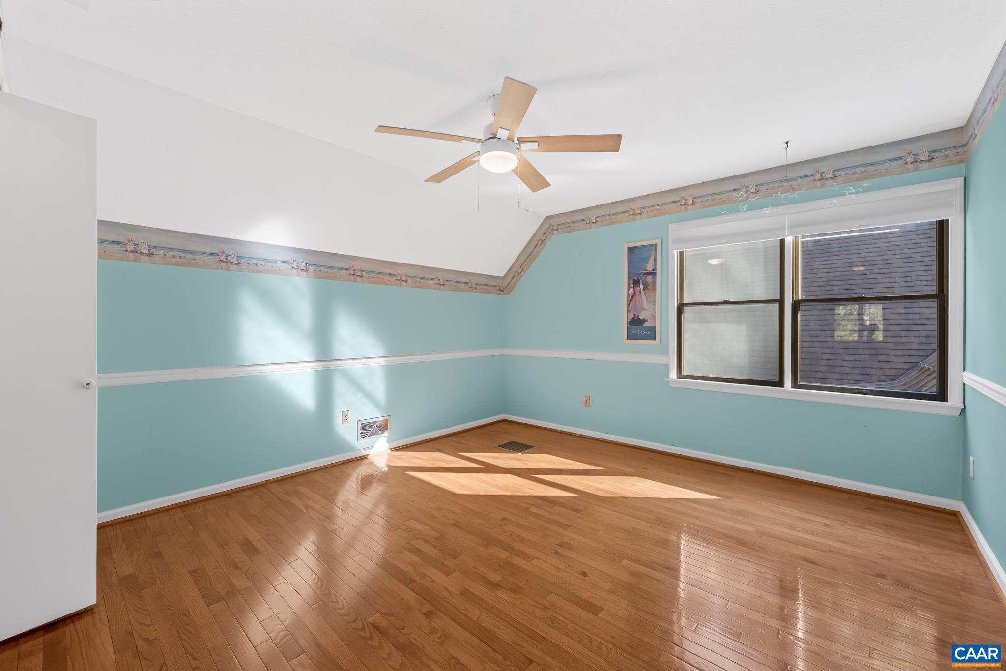 686 E F St photo 33