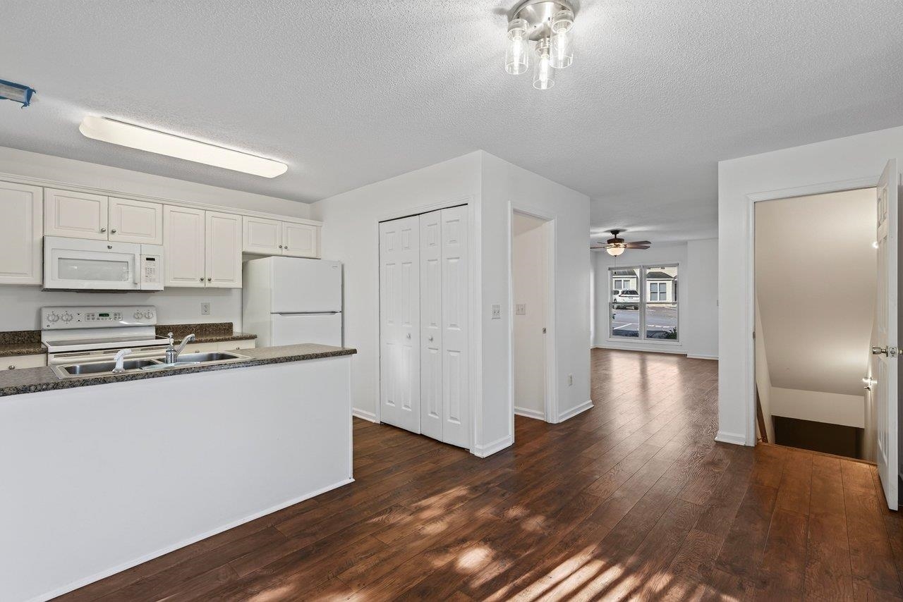 820 Camelot Ln photo 11
