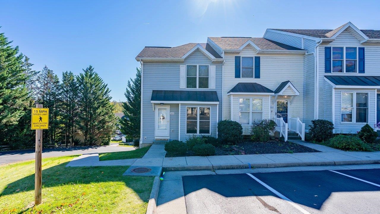820 Camelot Ln photo 2