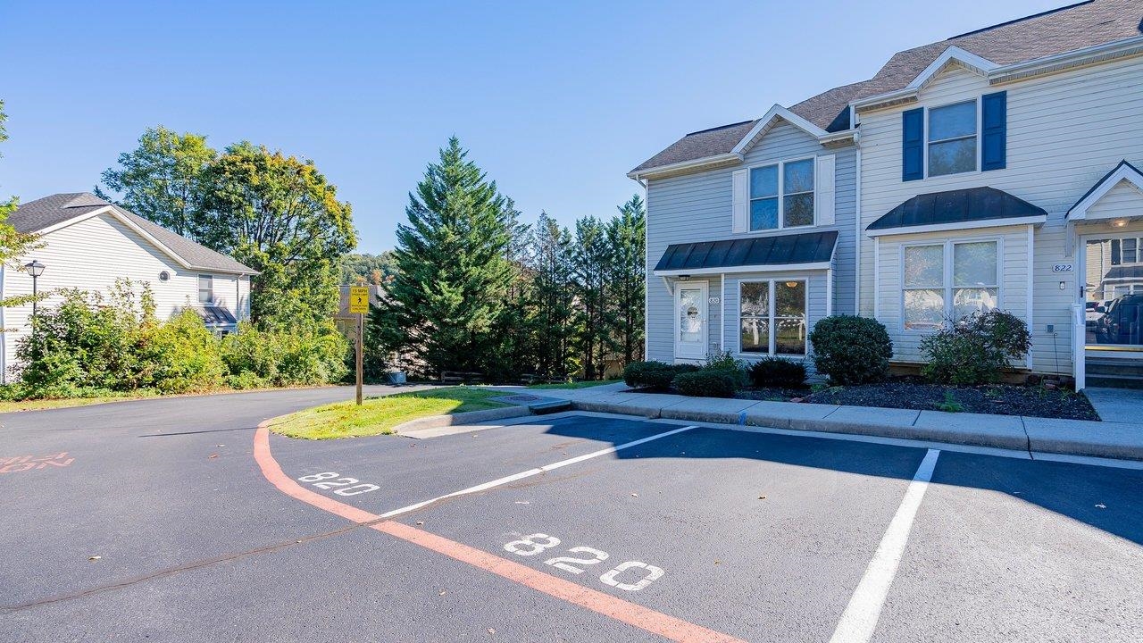 820 Camelot Ln photo 3