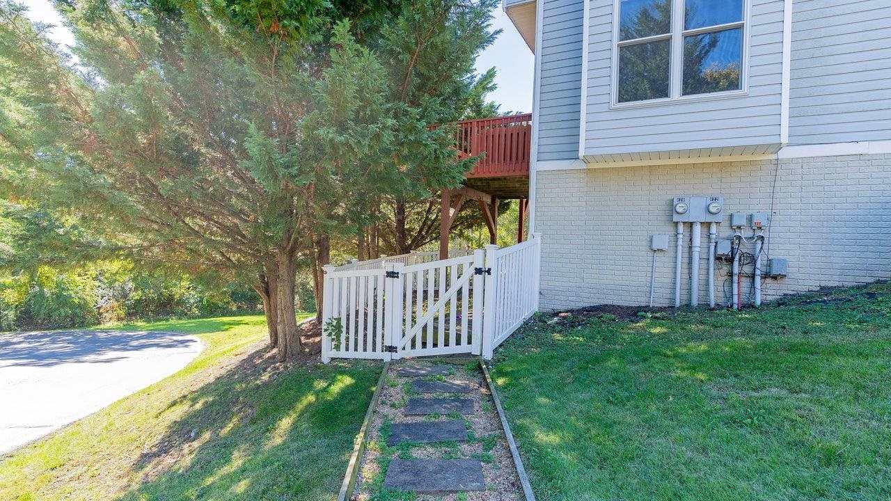 820 Camelot Ln photo 45