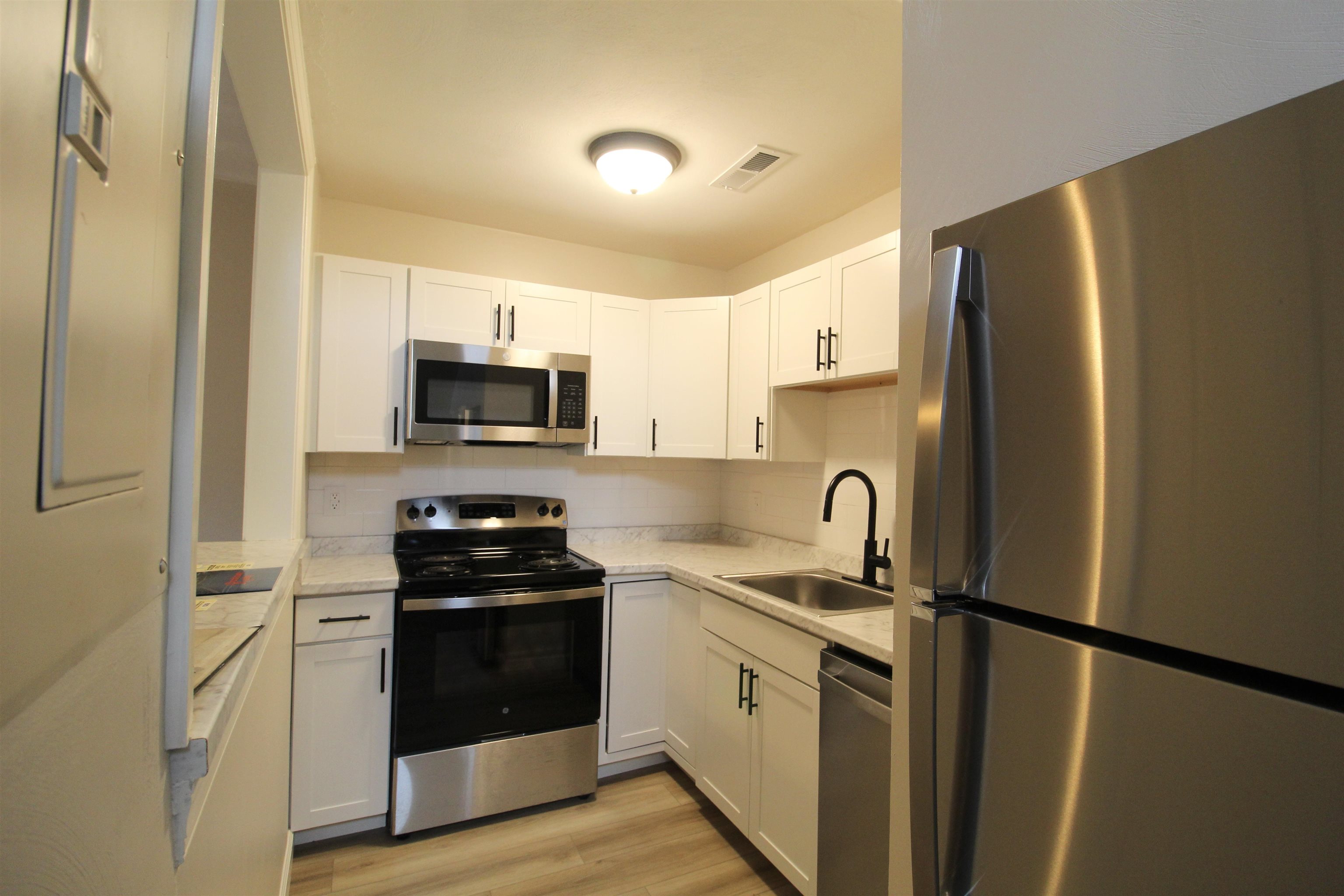 1362 Bradley Dr photo 2