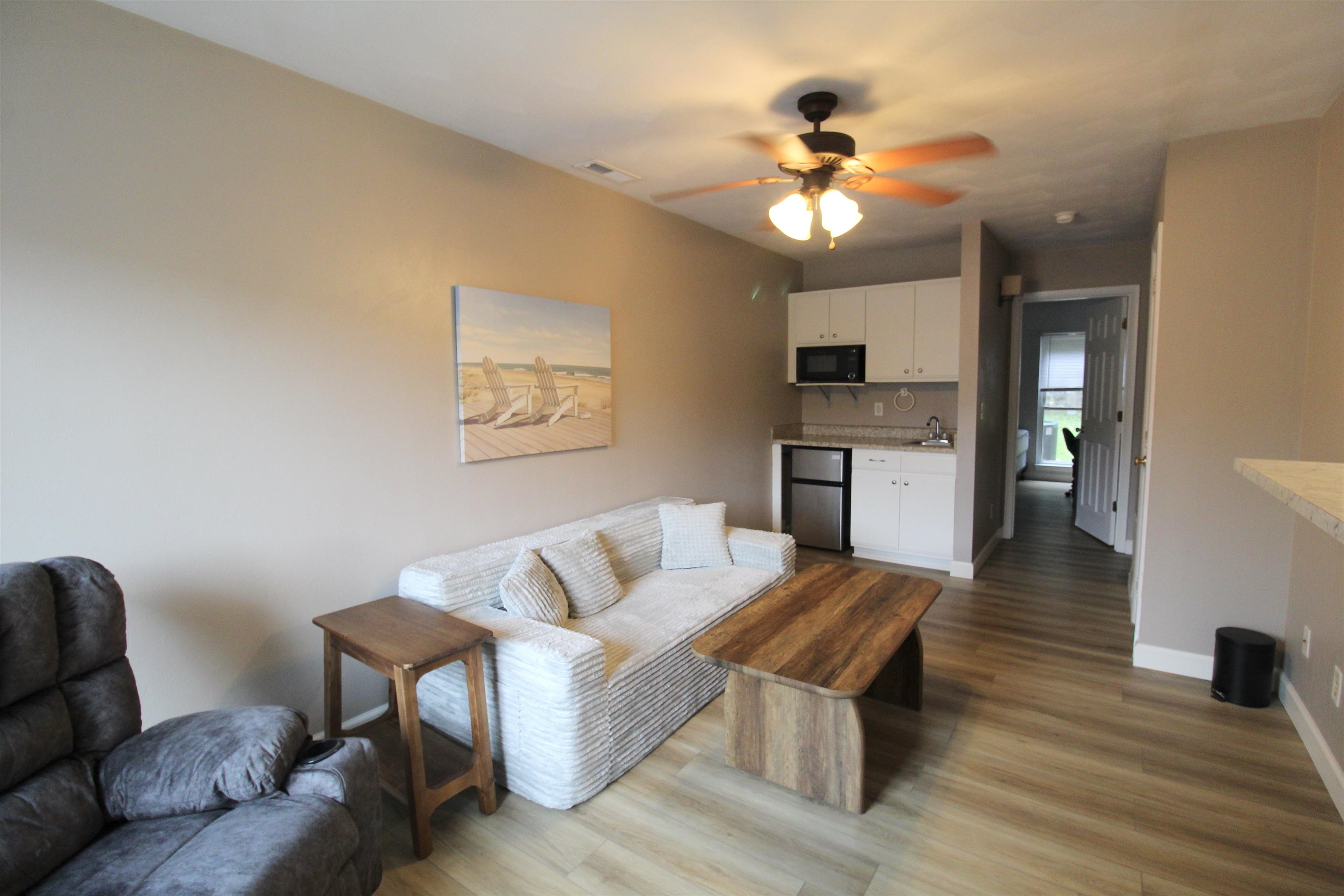 1362 Bradley Dr photo 3