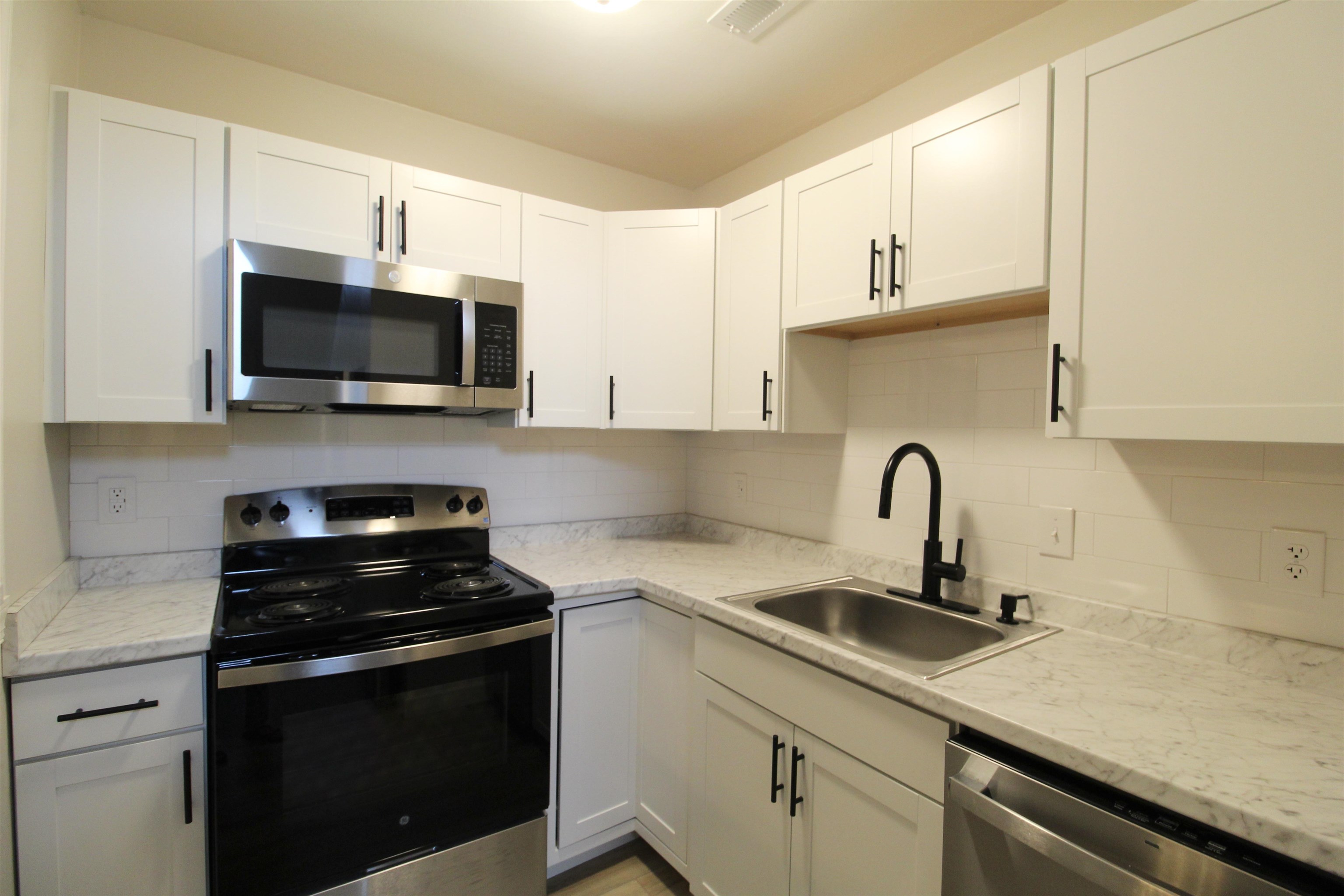 1362 Bradley Dr photo 4