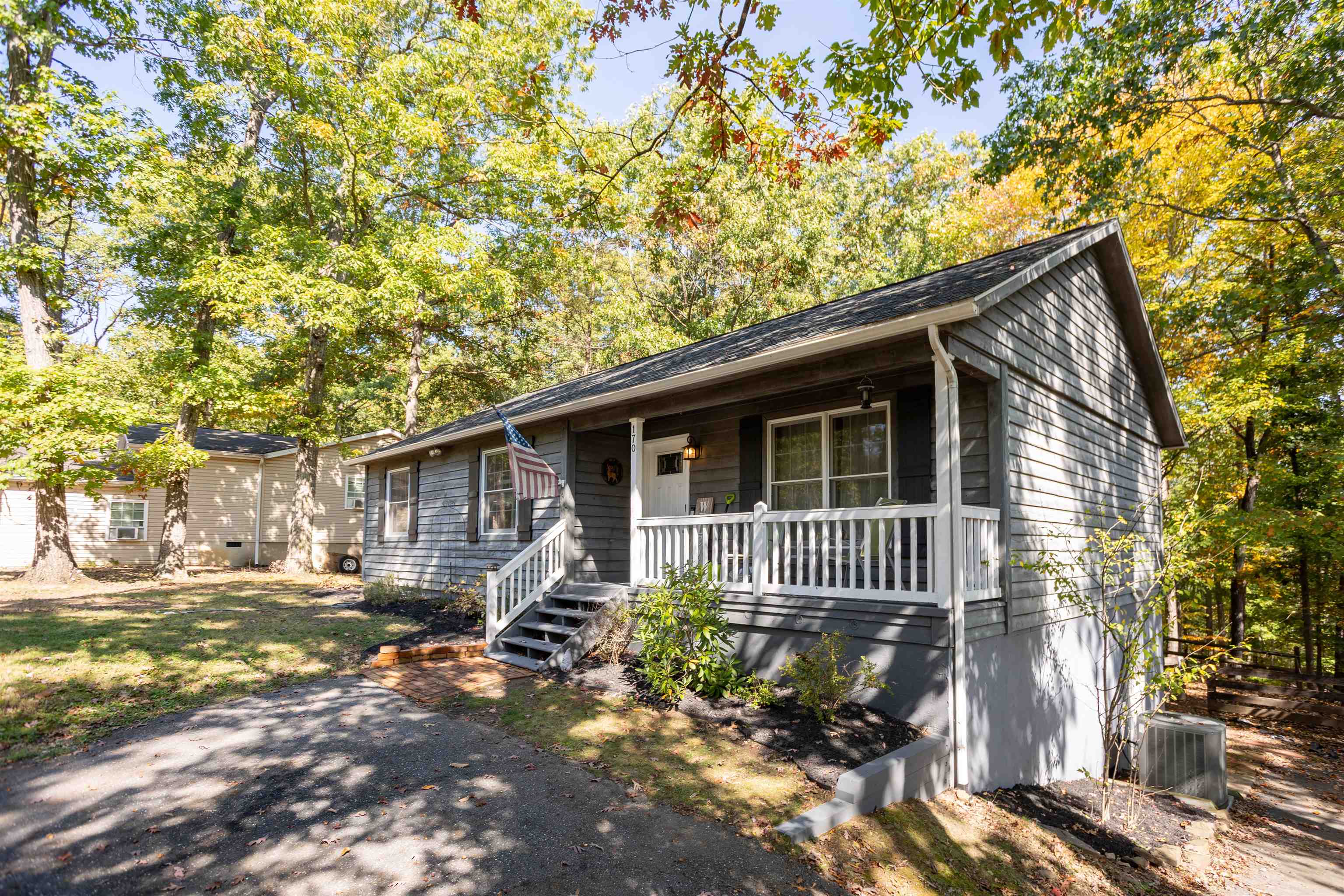 170 Pleasant Ln photo 2