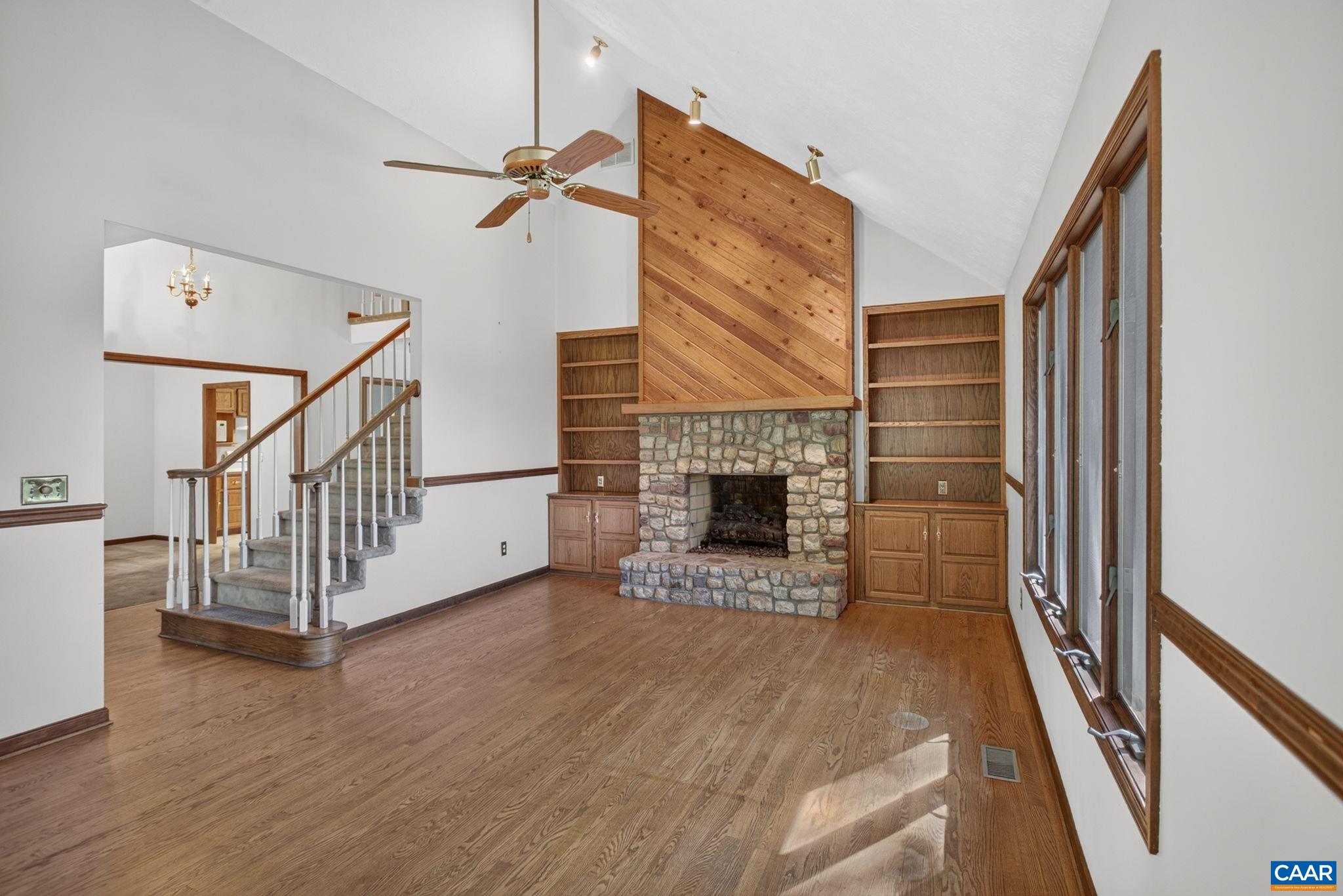 1156 Springfield Dr photo 4
