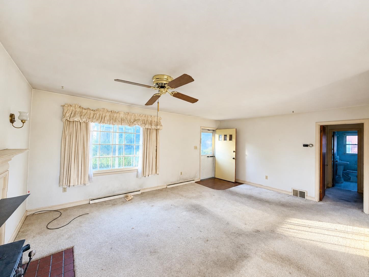 1041 Moore St photo 3