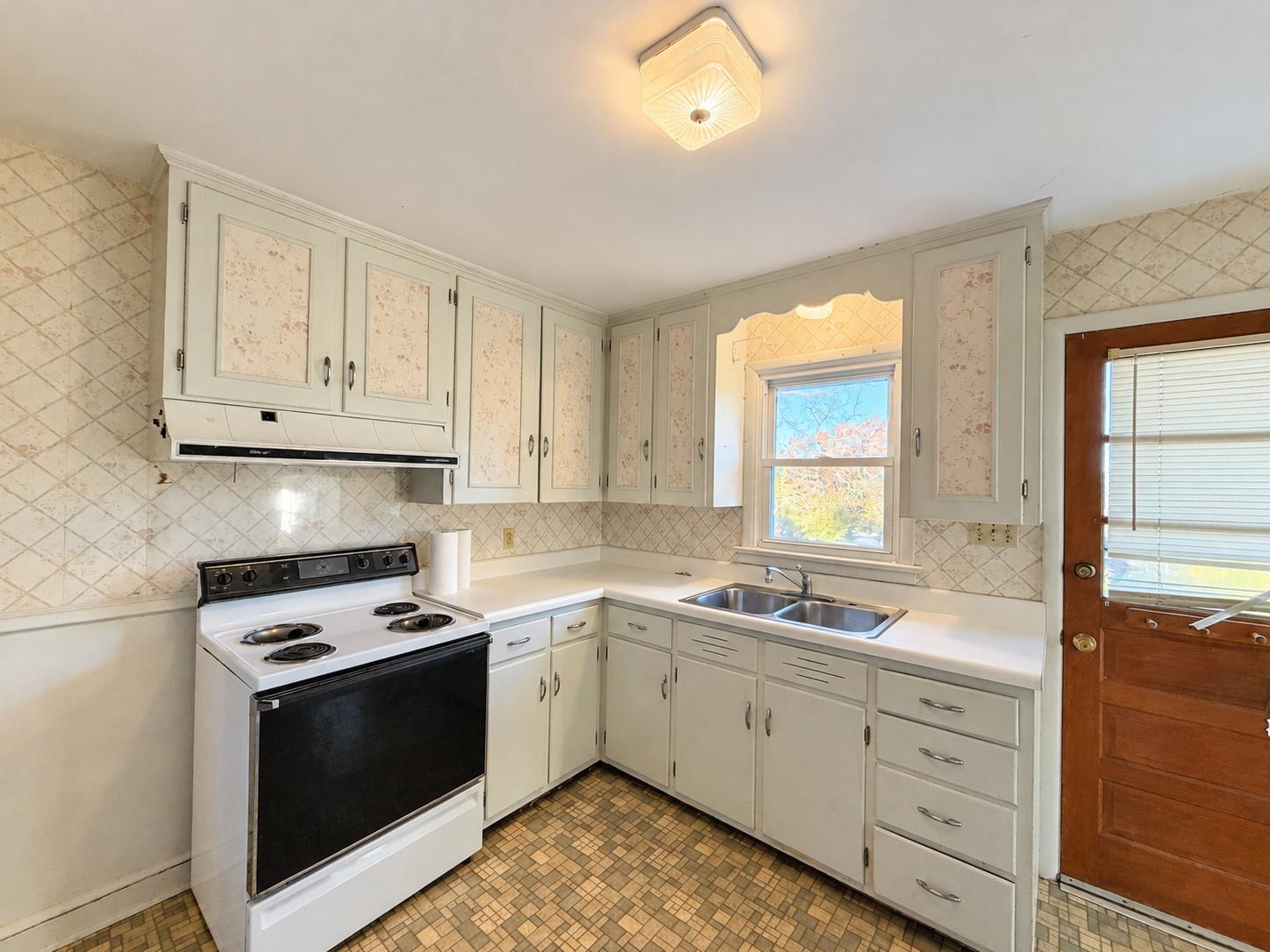 1041 Moore St photo 5