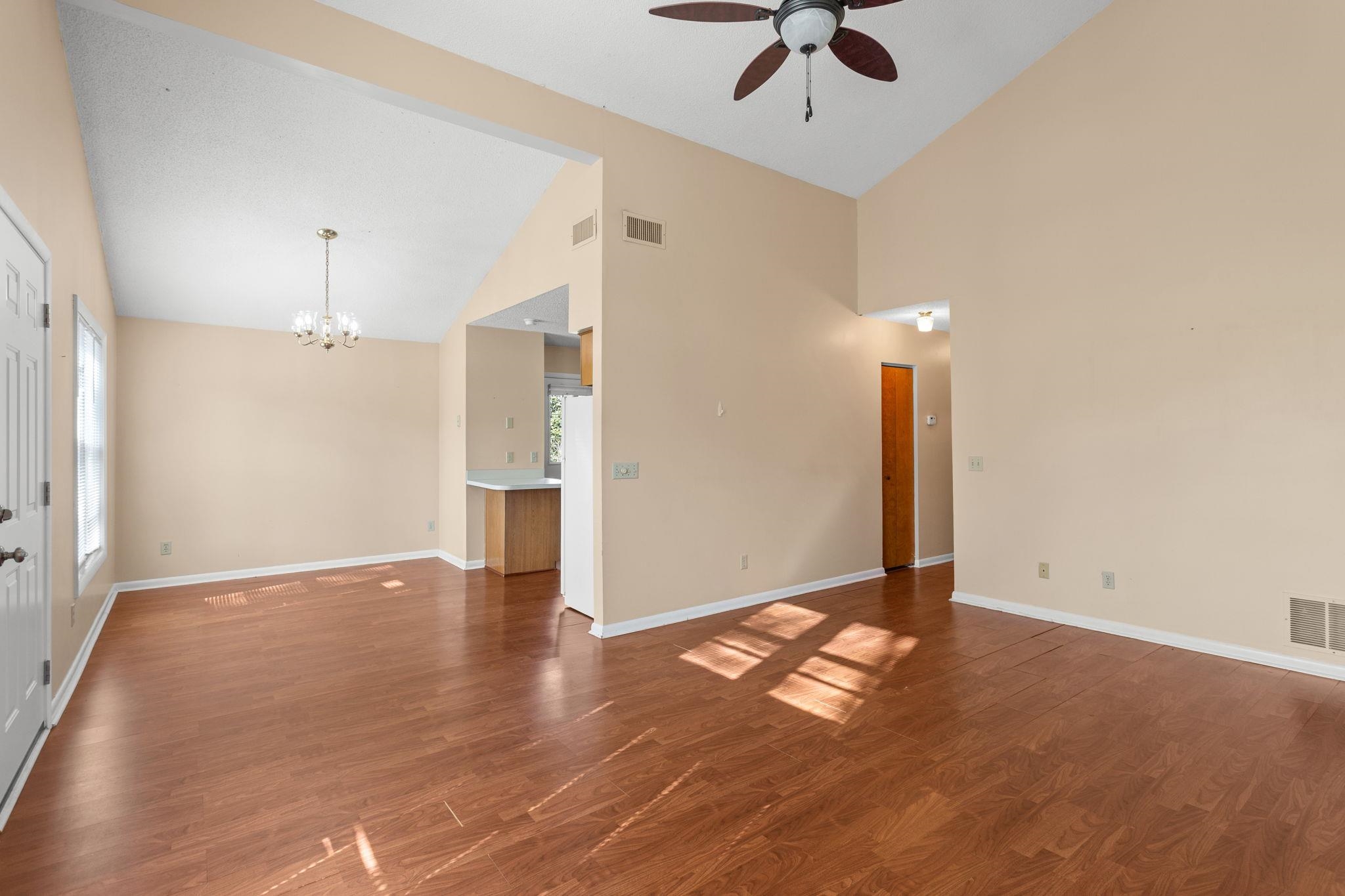 1175 Rosedale Dr photo 2