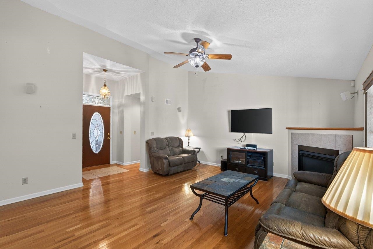 149 Pleasant Ln photo 9