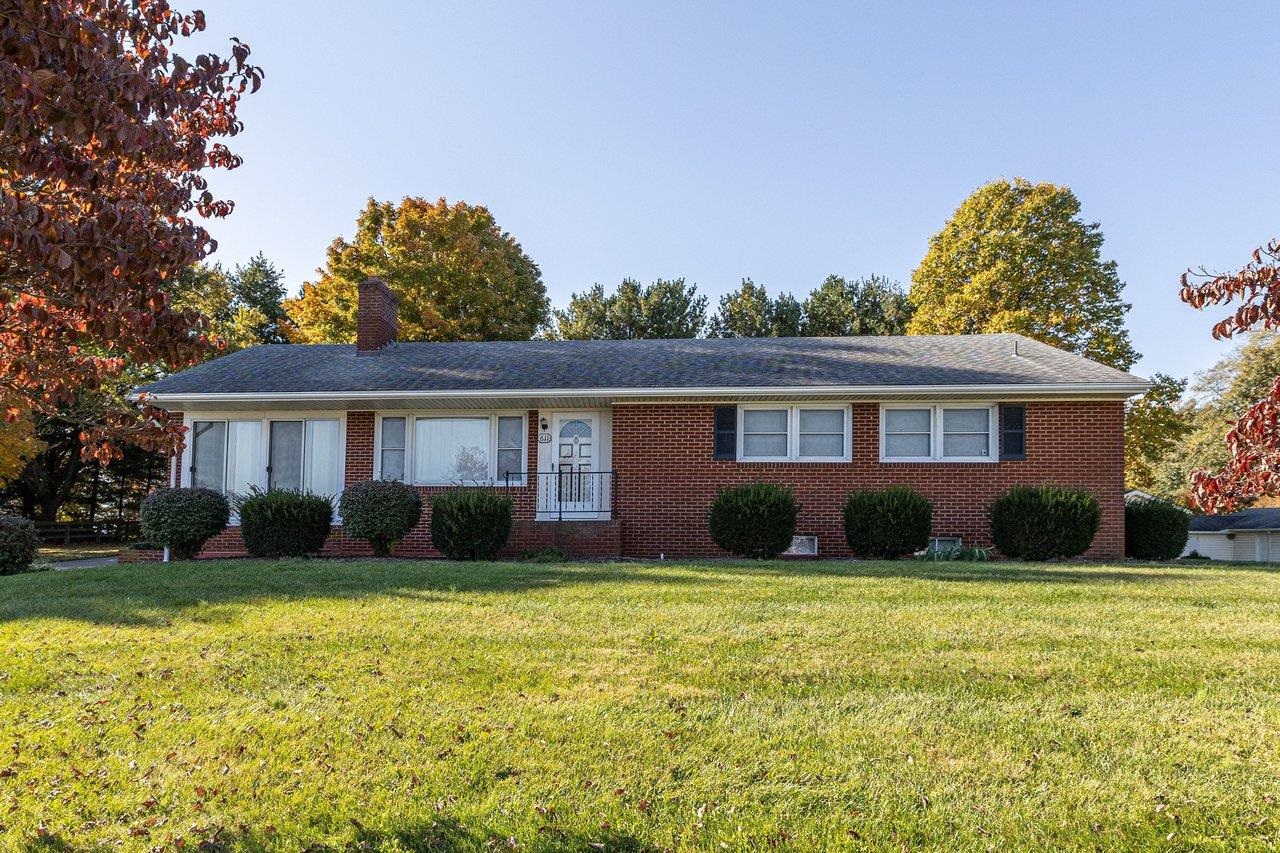 611 Woods Rd photo 2