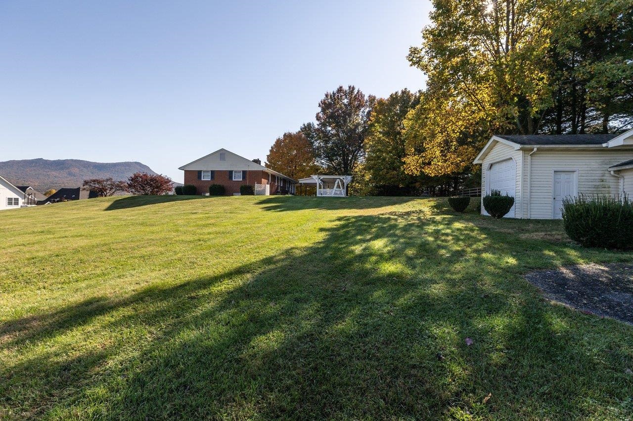 611 Woods Rd photo 48