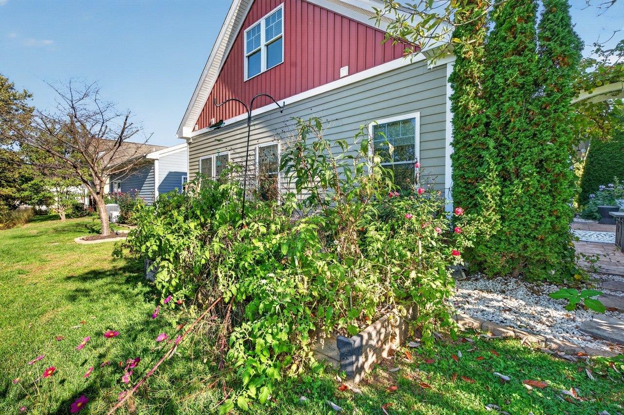 2565 Greenport Dr photo 35